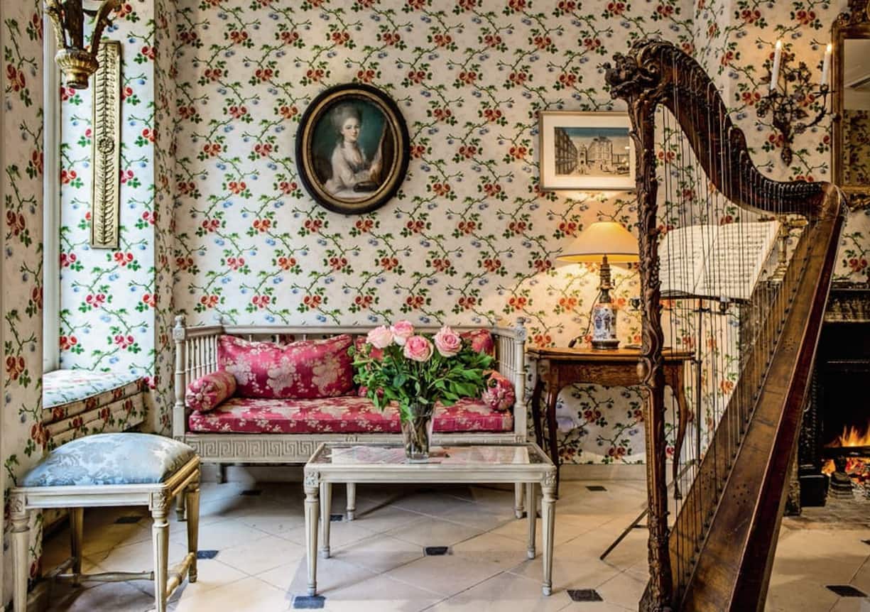 Paris - Caron de BeaumarchaisDas «Caron de Beaumarchais» mitten im quirligen Marais-Quartier verbirgt gekonnt, uüberhaupt ein Hotel zu sein. Wer vorbeispaziert, denkt, es waäre ein kleines Geschaäft für Antiquitäten. Das diskrete Auftreten passt zum kultivierten Lebensstil, den das Haus verkoörpert. Keine Zimmer sind gleich, die Detailliebe enorm.Wenn doch nur ... einige Zimmer zum Innenhof weniger düster wären.Doppelzimmer ab 155 Euro