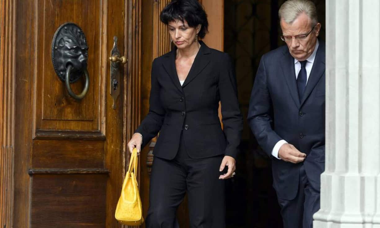 ... Loosli (r.) erweisen auch sein Vorgänger Anton Scherrer, die gesamte Fßhrungsspitze der Swisscom, ComCom-Präsident Marc Furrer sowie Bundesrätin Doris Leuthard (l.) als Vertreterin der Landesregierung Schloter die letzte Ehre. Auch Cablecom-Chef Eric Tveter sowie hochrangige Vertreter der anderen bundesnahen Betriebe SBB, Post und Skyguide sind zugegen.
