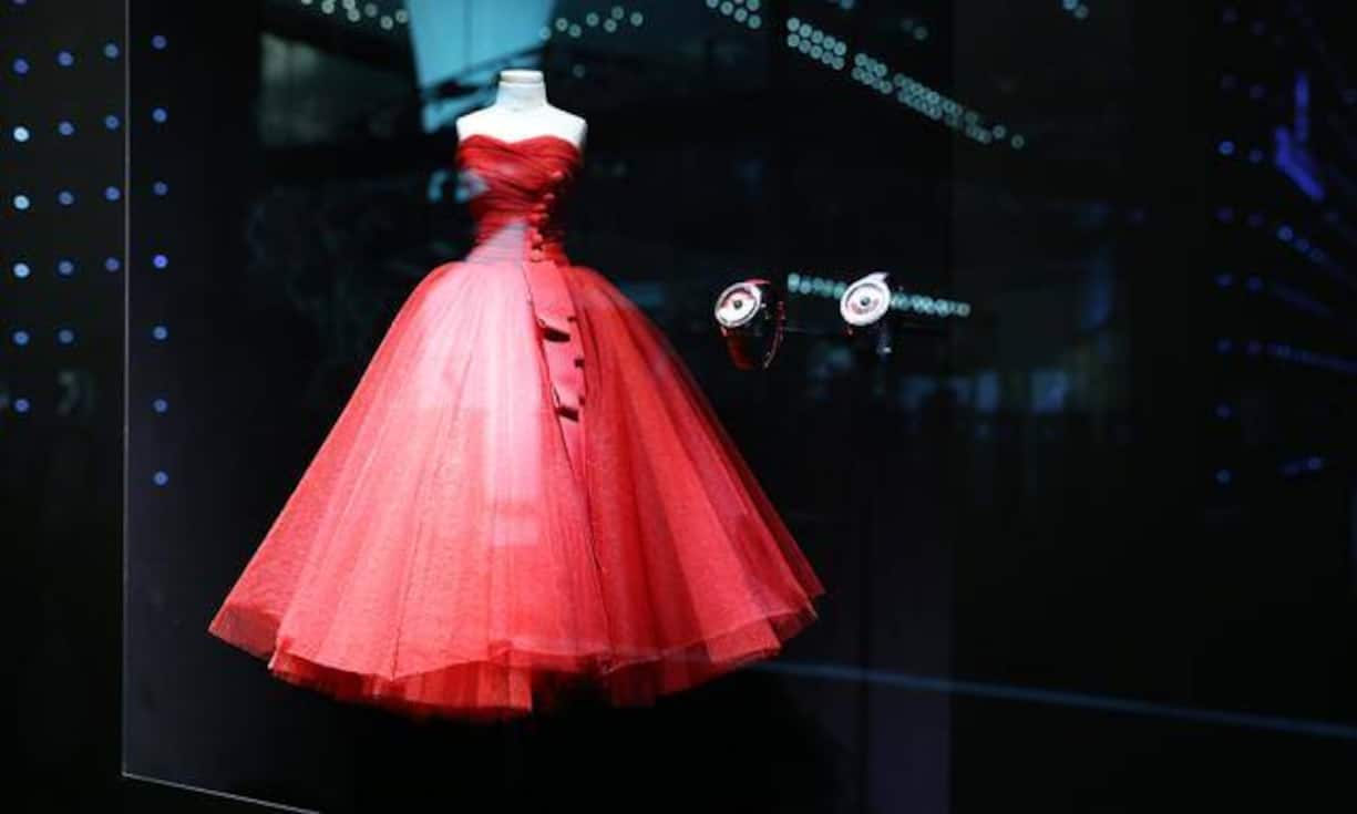 ... ebenso wenig wie ein teures Miniatur-Brautkleid.