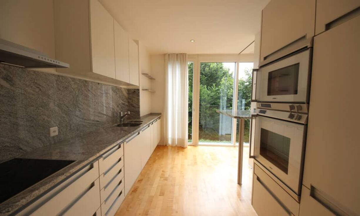 Die halboffene Poggenpohl-Küche ist modern eingerichtet.