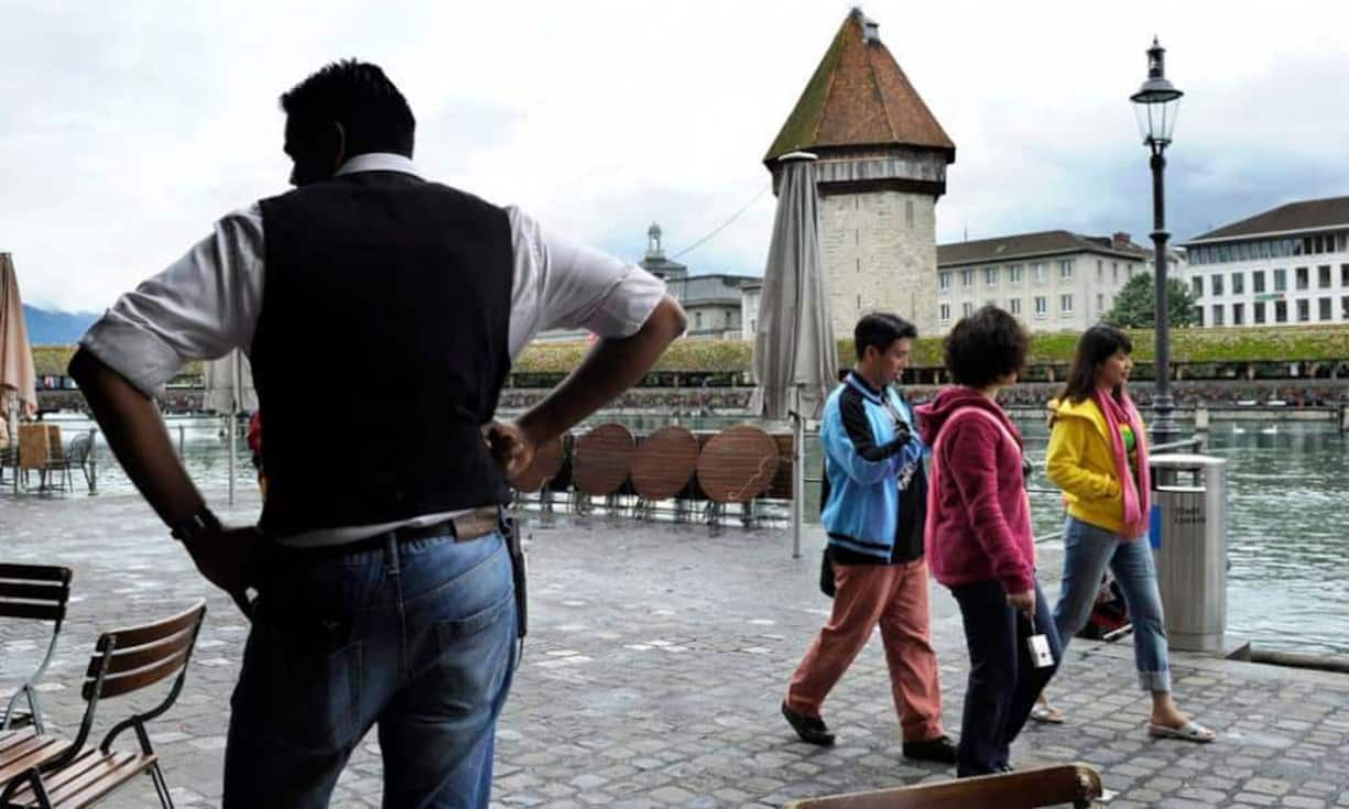 Ein Kellner in Luzern: Im Gastgewerbe arbeiten häufig ungelernte Kräfte. Diese verdienen grundsätzlich wenig, rund 27'300 Franken im Jahr. Sind die Hilfsarbeiter zu Selbstständigkeit verpflichtet, ist der Lohn sogar noch 8 Prozent geringer. Er liegt dann bei 25'000 Franken.
