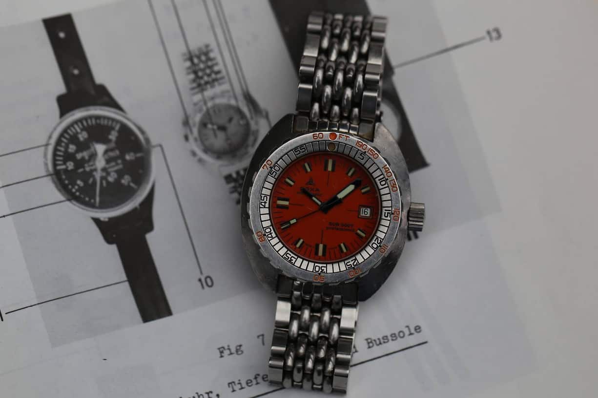 Die Schweizer Tauchschwimmer waren damals nicht nur an der Uhr, sondern auch dank passendem Abzeichen auf der Uniform zu erkennen.