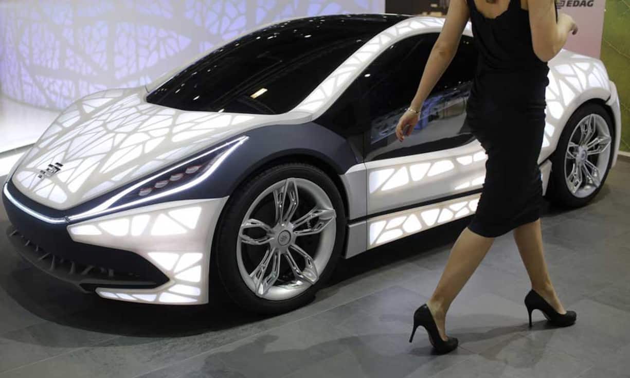 EDAG light Cocoon Konzept Auto
Mit dem Concept Car EDAG Light Car Cocoon zeigt EDAG auf dem Genfer Salon 2015 wie der Leichtbau der Zukunft aussehen könnte. Bionische Chassis-Strukturen erzeugt von einem 3D-Drucker überzogen mit einer Stoffhaut.