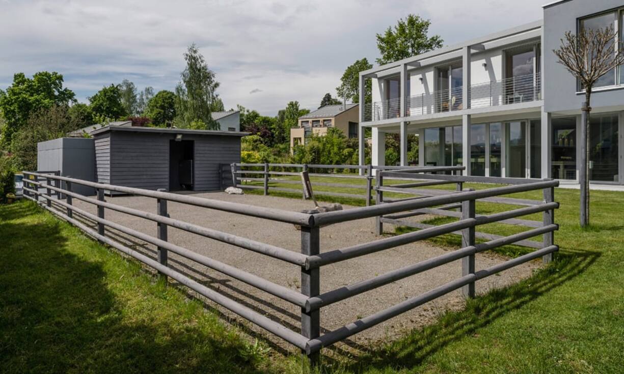 ... Kindergarten, Schulen und Einkaufsmöglichkeiten. Das Einfamilienhaus wurde 2010 erbaut. Der Preis: 2,99 Millionen Franken.