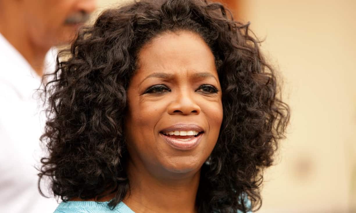 Oprah Winfrey wuchs als uneheliche Tochter minderjähriger Eltern im ländlichen Mississippi auf. Winfreys Geschäfts- und Kommunikationssinn haben sie reich gemacht. Ihre Karriere begann Winfrey als Nachrichtenmoderatorin in Baltimore, Maryland. Mit 32 Jahren bekam sie dann ihre eigene Fernsehshow. Ihre Firma Harpo Productions und ihr Netzwerk brachten der inzwischen 60-Jährigen ein Vermögen von schätzungsweise 3 Milliarden Dollar ein.