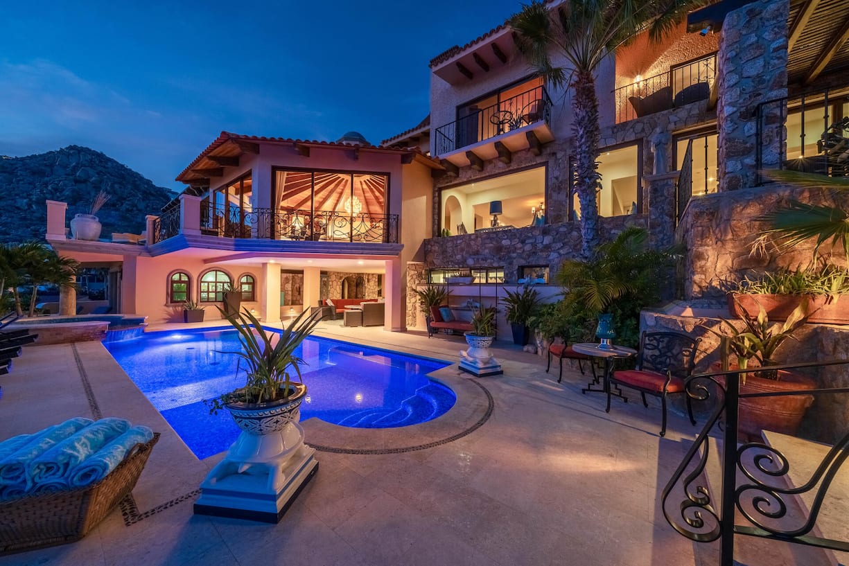 Exquisite 9 Bedroom Home with Unparalleled Luxury Amenities (c) Engel & Völkers Snell Real Estate (5).jpg