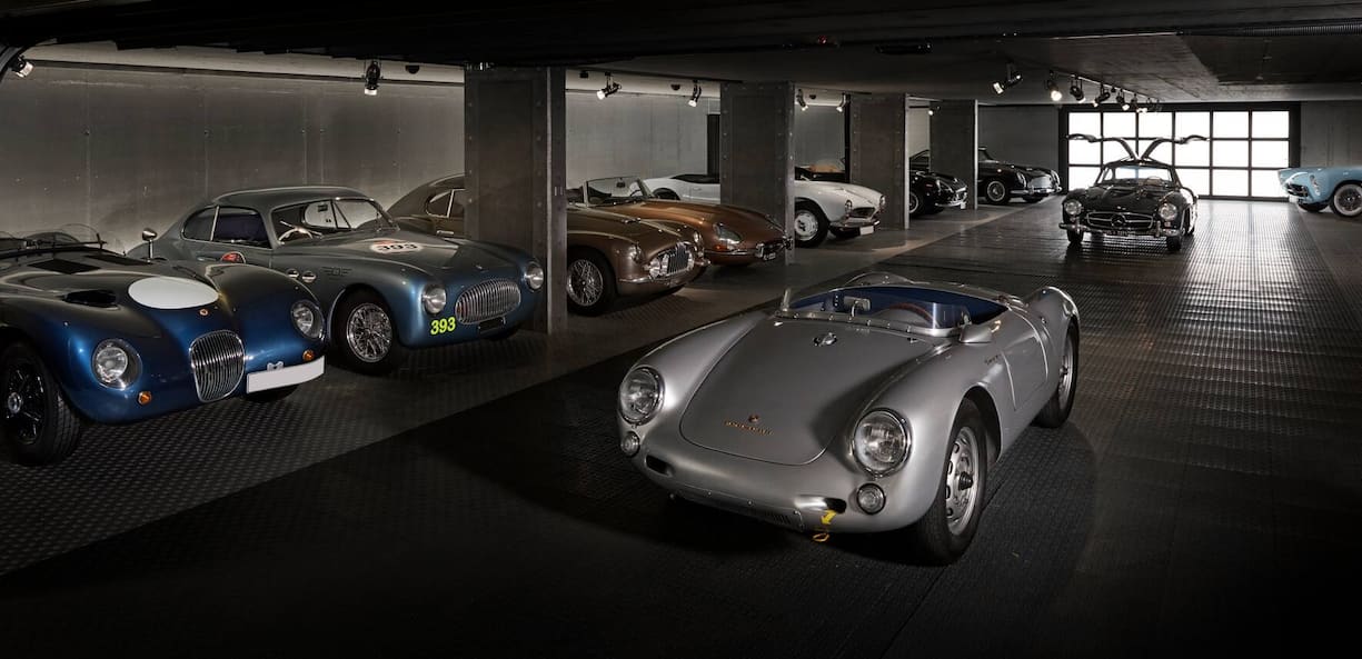 Ein Blick in Fritz Kaisers Garage, 20 Autos umfasst seine Sportwagen-Sammlung. Im Vordergrund der Porsche 550 Spyder, dahinter der nicht weniger legendäre Mercedes-Flügeltürer.