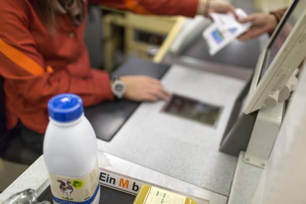 The cashier hands over the receipt to the customer, pictured on March 5, 2013, at the Migros branch in Baden, Switzerland. Migros is Switzerland's the largest retail company. (KEYSTONE/Gaetan Bally)Die Kassierin haendigt dem Kunden die Kaufquittung aus, aufgenommen am 5. Maerz 2013 in der Migros-Filiale in Baden. (KEYSTONE/Gaetan Bally))
