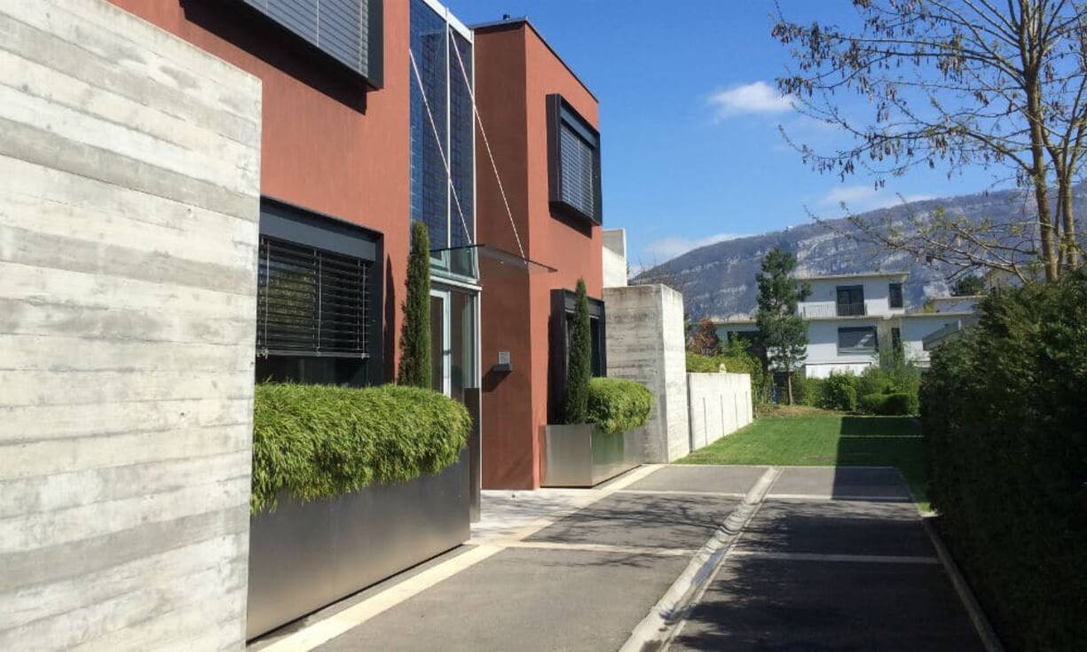 Auch ein überdachter Parkplatz steht Ihnen zur Verfügung.