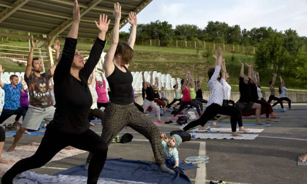 Yoga ist der neue In-Sport bei Studenten im Kosovo. Reisende sollten sich dem anschliessen, statt über Roaming in die Schweiz zu telefonieren. Das kann mit 2542,70 Franken beim UPC Unlimited 2000 ungesund fürs Konto werden.