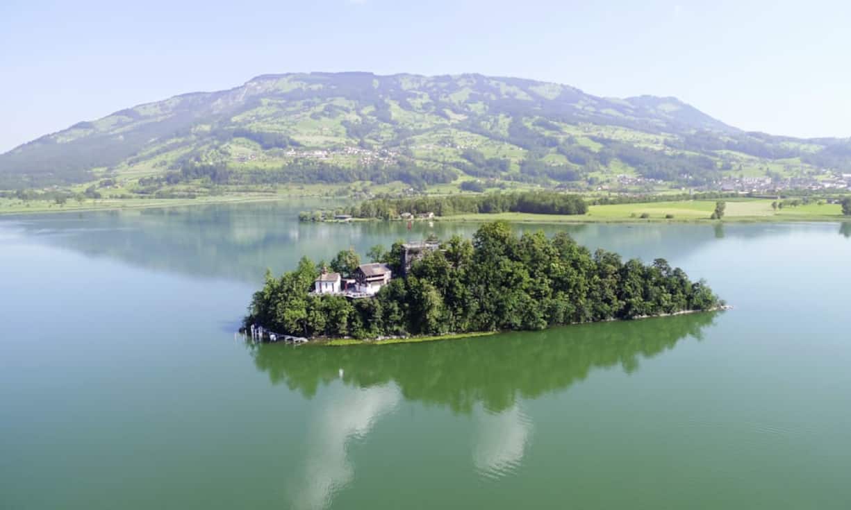 Die Insel Schwanau liegt im Lauerzersee und zählt zur Gemeinde Lauerz im Kanton Schwyz. Sie ist 200 Meter lang, bis zu 55 Meter breit und hat eine Fläche von 5728 Quadratmetern.Vladi Private Islands