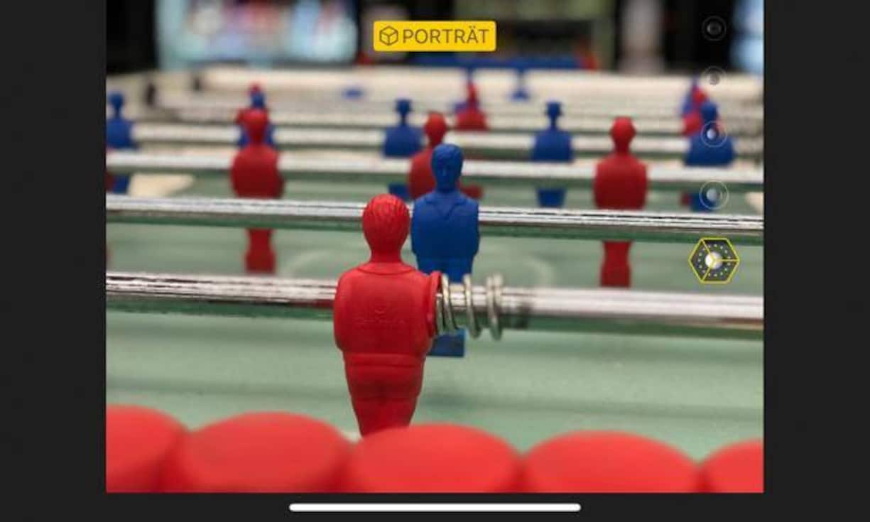 Die Kamera vom iPhone X im Vergleich mit dem Huawei Mate 10 Pro mit Leica-Kamera:  Das besondere Highlight im iPhone X ist der Porträtmodus. Er ist auf allen iPhone-Plus-Modellen und dem iPhone X verfügbar. Durch den verschwommenen Hintergrund entsteht eine besondere Tiefenwirkung, die den Fokus noch stärker auf das Objekt im Vordergrund lenkt. Ausserdem stehen bei jedem Bild im Porträtmodus spezielle Effekte zur Verfügung...