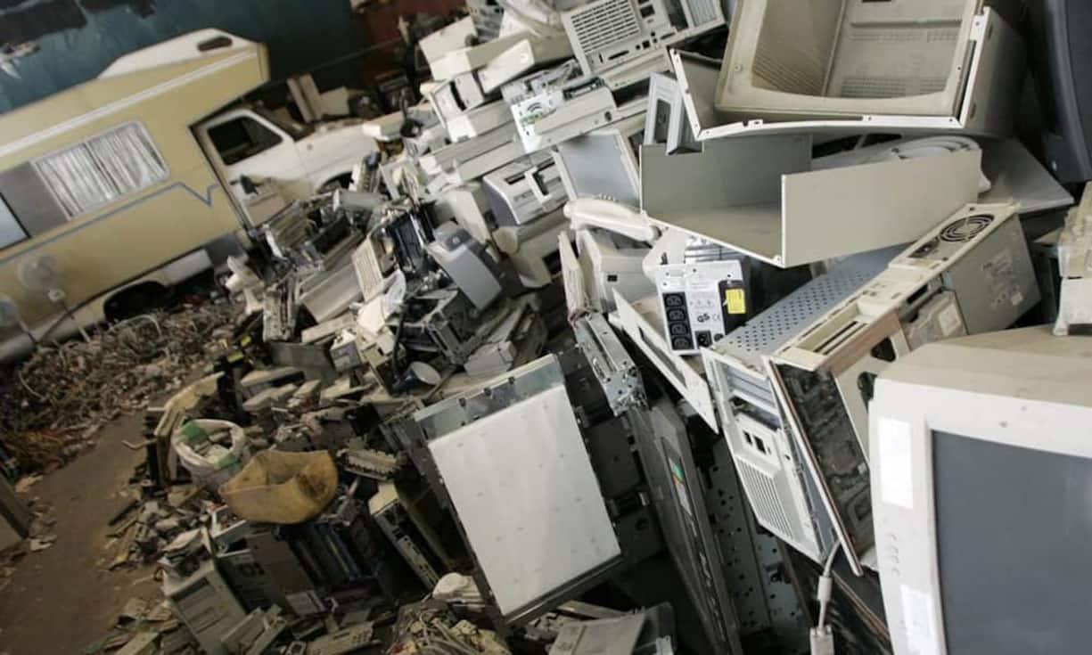 Christoph Büchel belegt Rang 5. In seiner Kunst beschäftigt sich Büchel hauptsächlich mit Rauminstallationen, die oft zu einer aktiven Beteiligung der Besucher auffordern. Das Bild zeigt Büchels Installation «Unplugged/ Simply Botiful», ausgestellt im Jahr 2006/2007 bei Hauser & Wirth in Zürich. Preisspanne: 6'500 - 200'000 CHF.