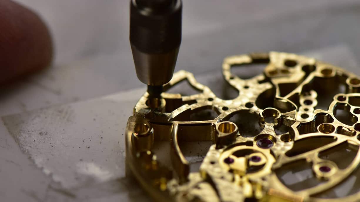 Perlage einer Platine bei Manufactor: Arbeiten für Audemars Piguet.