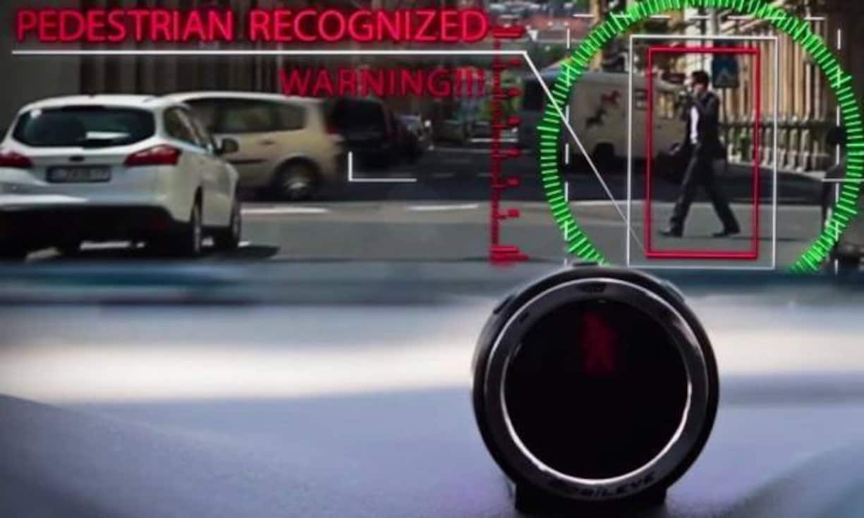 Ein «Auge» im ArmaturenbrettDas kann es: Die Kamera auf dem Armaturenbrett piepst, wenn ihr mit dem Auto von der Fahrbahn geratet, drängelt oder Gefahr lauft, mit etwas zusammenzustossen.

Dann kommt es: Das hochmoderne Kamera-System von «Mobileye» wird schon heute von Autoherstellern wie Volvo, BMW und Opel verwendet.
Hersteller/Youtube