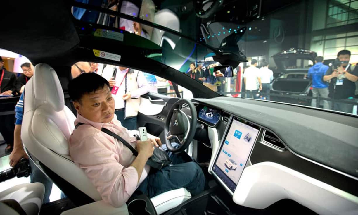 Das im Model 3 eingebaute 15-Zoll Display liefert Informationen, Unterhaltung und dient zur Navigation. Da alles über das Touchscreen-Display erledigt wird, erübrigen sich die sonst üblichen Armaturen und Schalter (das Bild zeigt das Model X).