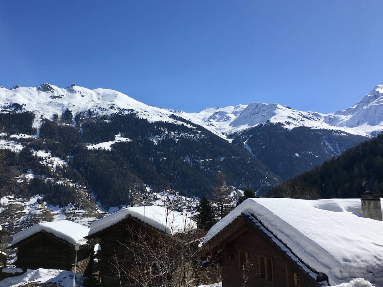 Im Dörfchen Grimentz reift der Gletscherwein, unter den majestätischen Gipfeln des Wallis.