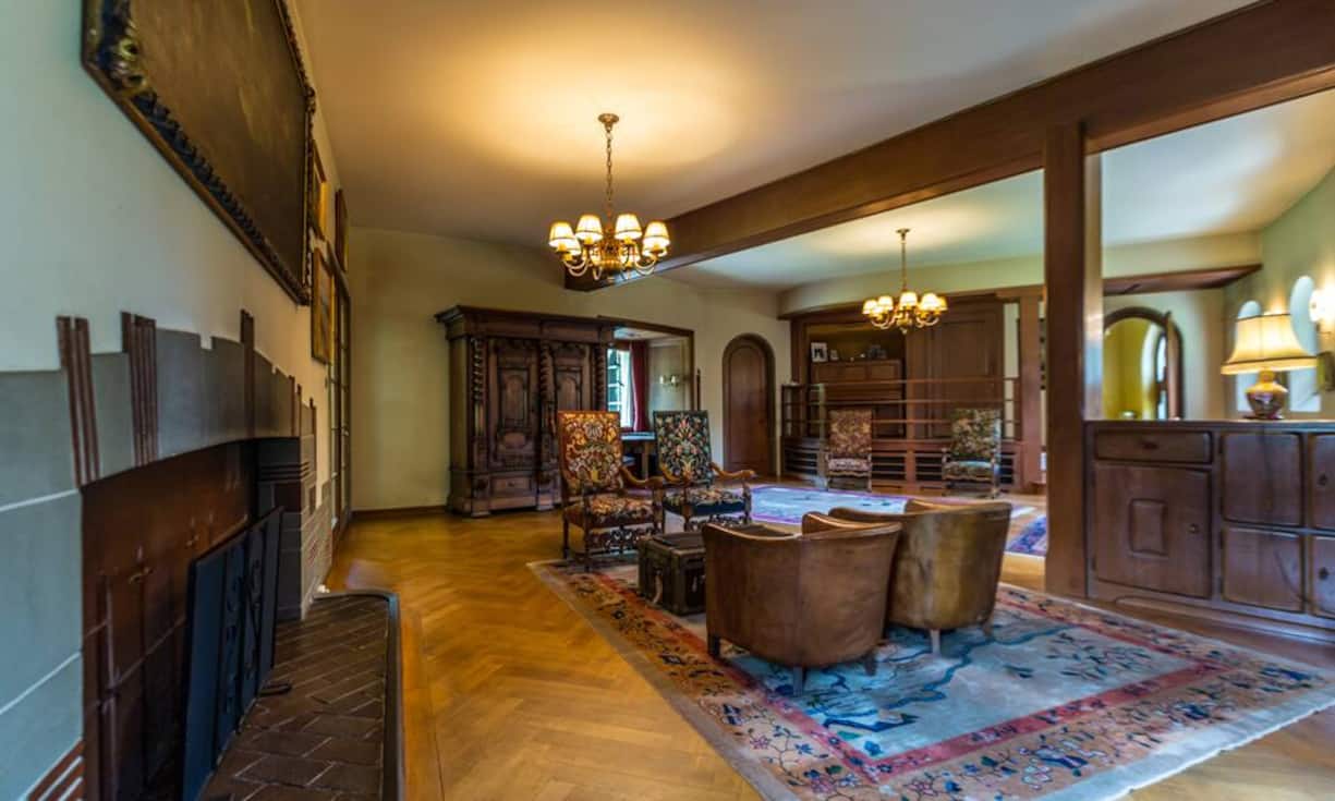 Besondere Details wie aufwändige, originale Böden, Stuckdecken sowie speziell angefertigte Seidentapete sind alle noch vorhanden.