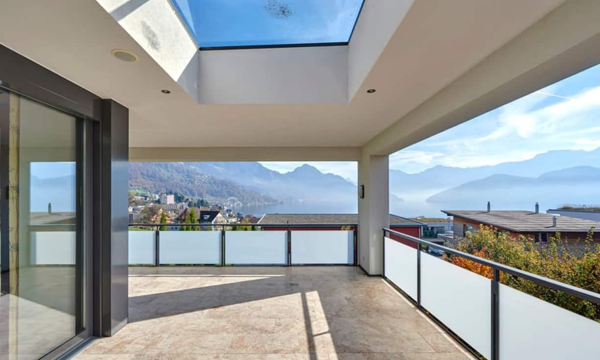 Das Anwesen bietet eine Aussicht auf den Vierwaldstättersee und die umliegenden Berge.