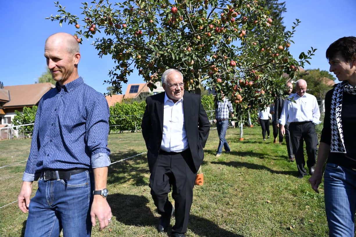 Bundesrat Johann Schneider-Ammann, Mitte, zusammen mit Bauer Reto Streit, links, und Baeuerin Ursula Knuchel Streit, rechts, beim Besuch des Landwirtschaftsbetriebs der Familie Streit, am Dienstag, 11. September 2018, in Rosshaeusern. Schneider-Ammann besucht im Vorfeld der Abstimmung zur Ernaehrungssouveraenitaet den Hof der Familie Streit. Ueber die zwei Agrarvorlagen hat das Schweizer Stimmvolk am 23. September 2018 zu bestimmen. (KEYSTONE/Peter Schneider)