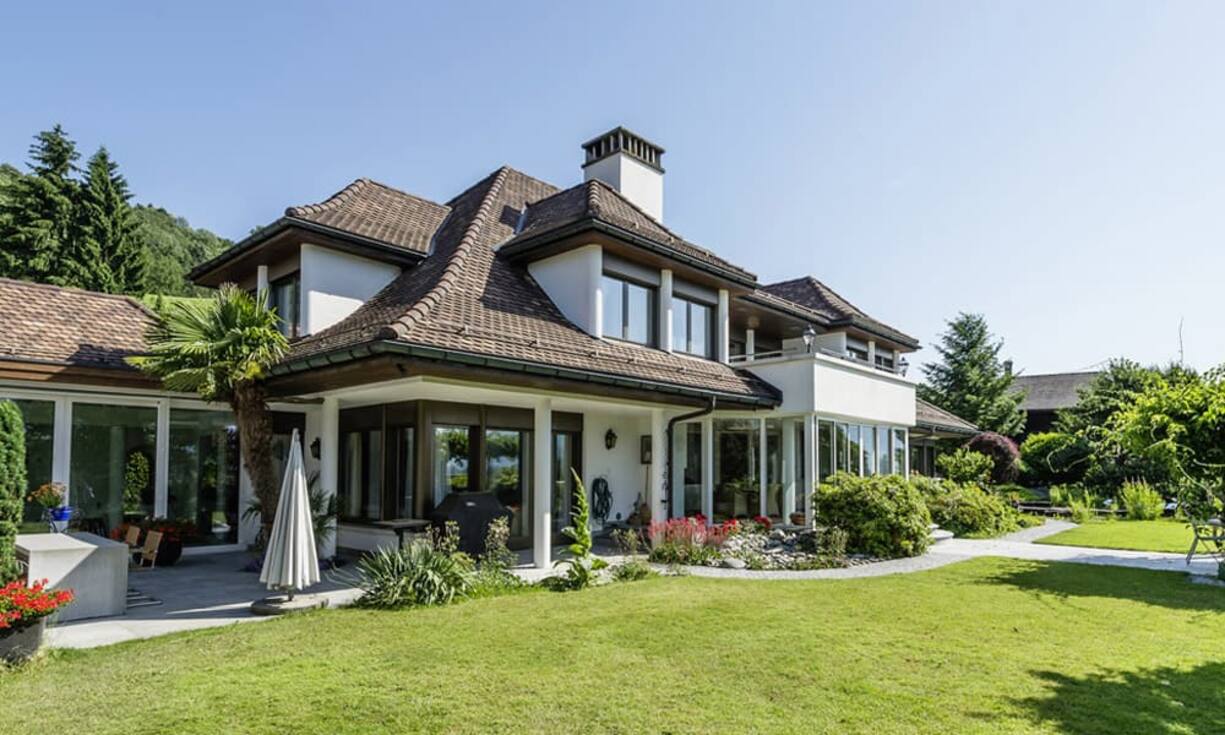 Die 800 m2 Wohnfläche verteilen sich auf zwei Wohnebenen: Erd- und Dachgeschoss.