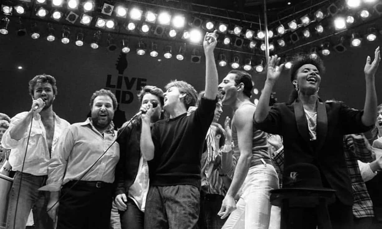 ... und zusammen mit einer Reihe anderer Weltstars wie Freddie Mercury oder Paul McCartney am legendären Live Aid Konzert 1985.