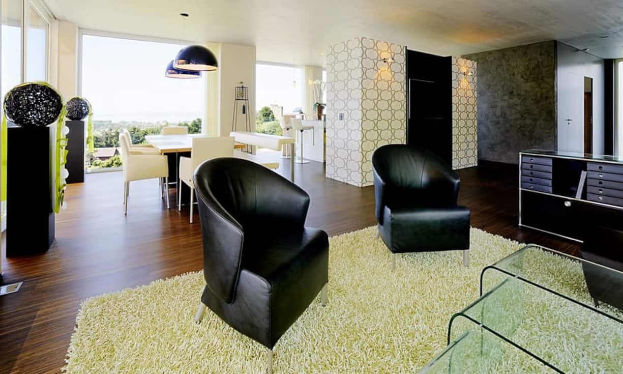 ...grenzt an und ist durch eine Bar getrennt. Auch der Ess- und Wohnbereich ist offen und grosszügig konzipiert.