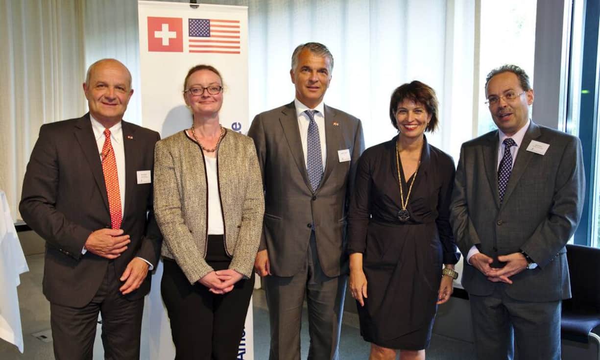 Das waren die Gäste bei der Gerenalversammlung der Schweizerisch-Amerikanischen Handelskammer AmCham (American Chamber of Commerce):Martin Naville, CEO, AMCHAM;
Tara F. Erath, Deputy Chief of Mission, US-Embassy to Switzerland;
Sergio P. Ermotti, Group CEO, UBS AG;
Doris Leuthard, Bundespräsidentin;
Daniel Hunn, Deputy Chief of Mission, Swiss Embassy to the USA, Washington D.C.(Bildlegende v.l.n.r.)