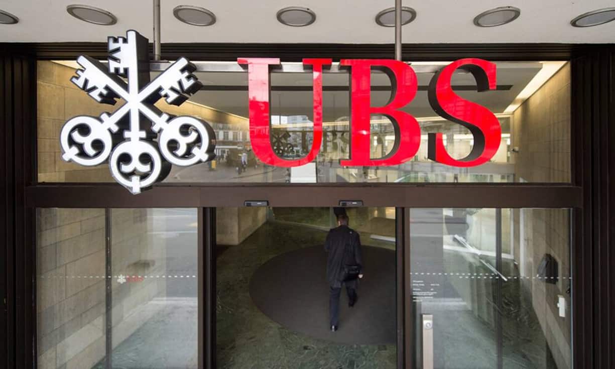 UBSDie Schweizer Grossbank beschäftigt 5000 Angestellte in London - 1500 davon werden laut Bloomberg zügeln, unter anderem wohl nach Frankfurt, Madrid und vermutlich noch in andere Metropolen, heisst es. Laut jüngsten Medienberichten bestünden Pläne mindestens 250 Investmentbanker von London nach Frankfurt oder in andere europäische Standorte zu verlagern.