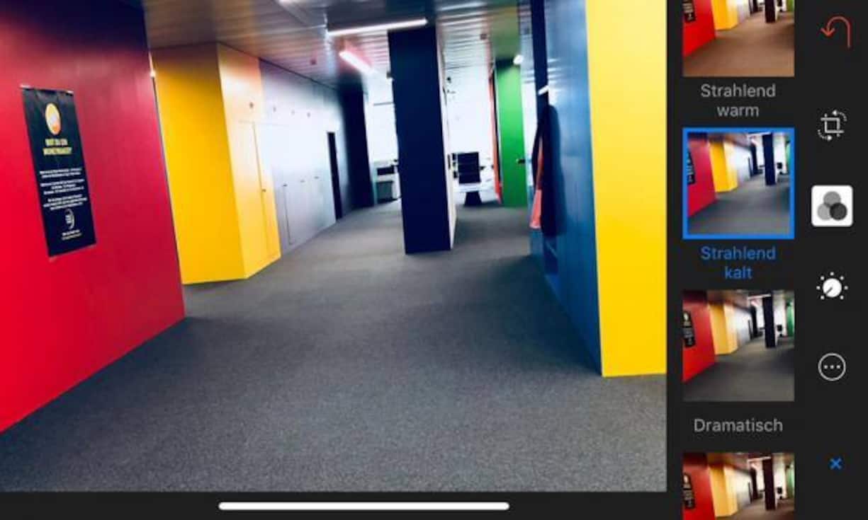 Das iPhone X erlaubt, blassere Aufnahmen nachträglich mit Farbfeffekten aufzubessern. Der Nutzer kann dabei zwischen neun Filtern wählen – von strahlend warm/kalt über dramatisch warm/kalt bis zu drei Schwarzweiss-Stufen.