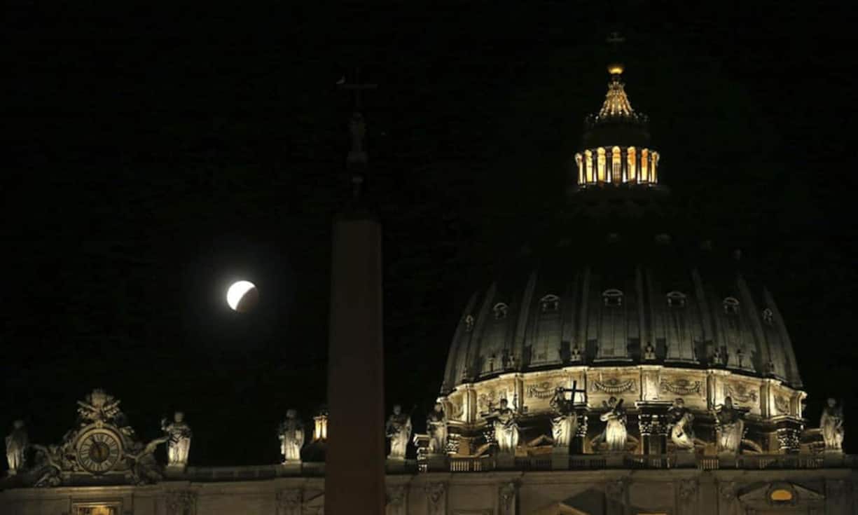 Bei einer Mondfinsternis steht die Erde auf einer geraden Linie zwischen Sonne und Mond (hier vom Petersplatz in Rom fotografiert). Der Erdtrabant taucht in den Schatten ein, den die von der Sonne angestrahlte Erde ins Weltall wirft.