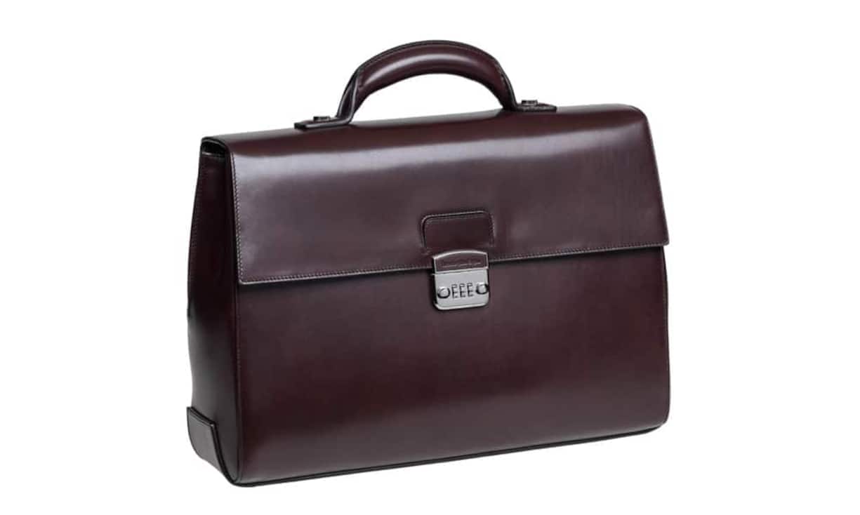 Klassisch: Ermenegildo ZegnaEtwas für Vintage-Liebhaber ist diese Aktentasche aus weichem Kalbsleder im Used-Look. Sie bietet genügend Platz für Laptop und Dokumente und verfügt über spezielle Taschen für Smartphone, Visitenkarten und Stift. Auch in Schwarz erhältlich. Preis: 2475 Franken.