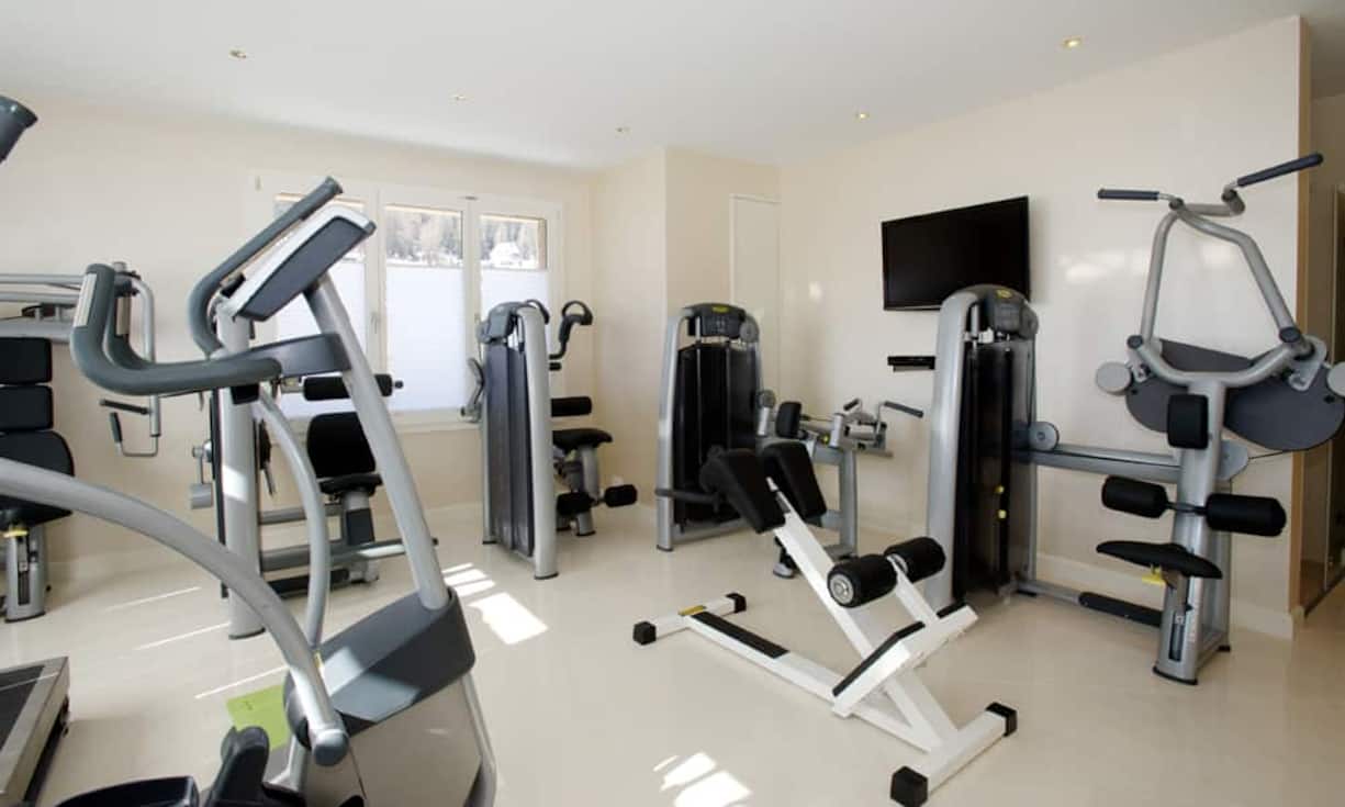 ...Fitnessraum mit professionellen Geräten. Den Preis erfährt man auf Anfrage.(Quelle/Bilder:
Engel & Völkers)