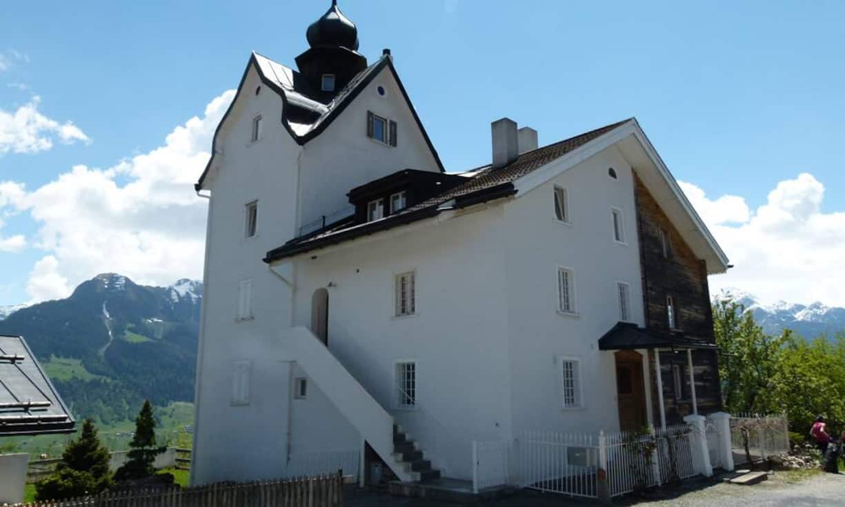 ... massivem, bis zu 70cm dickem Mauerwerk.