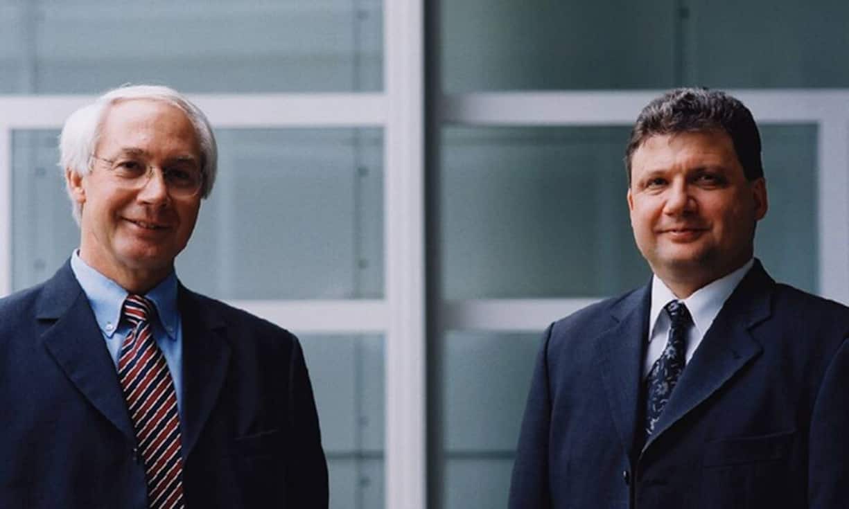 Solothurn: Familie MathysFamilie Mathys verdankt ihr Vermögen von 1,5 bis 2 Milliarden Franken dem Geschäft mit der Produktion künstlicher Gelenkersatzteile. CEO und Verwaltungsratspräsident ist Hugo Mathys (rechts im Bild, daneben Bruder Robert), doch die dritte Generation ist mit Livio und Roger Mathys bereits vertreten.PR