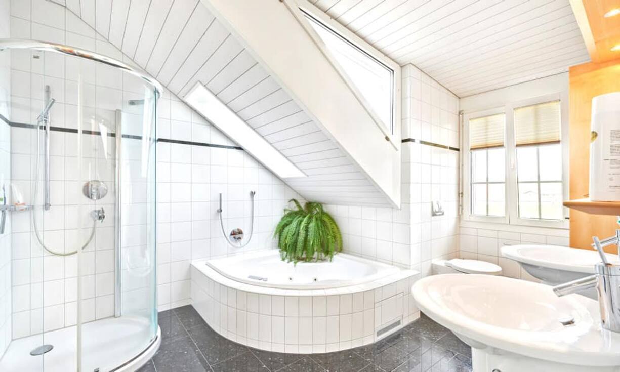 Auf der Wohnfläche von 276 Quadratmeter verteilen sich drei Badezimmer.