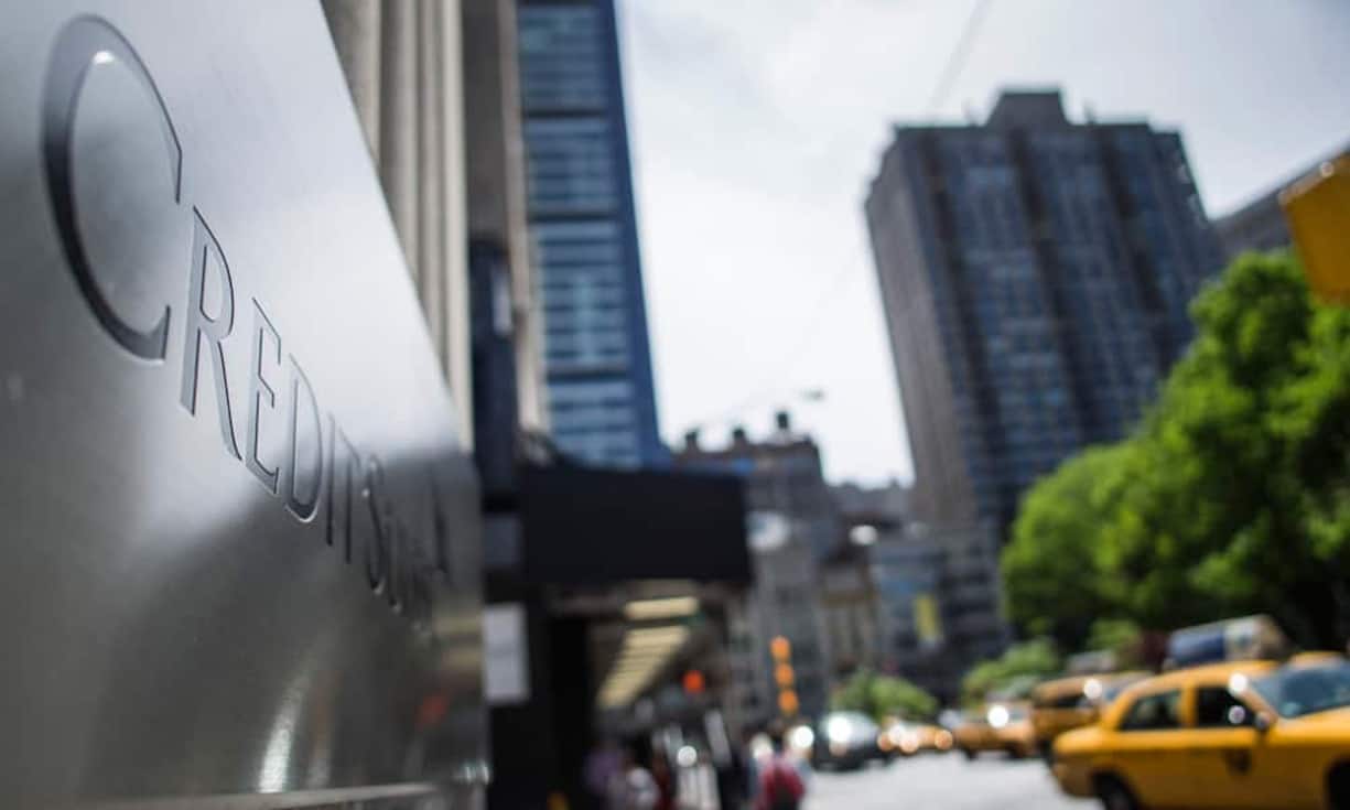 In den USA trennt sich die Credit Suisse vom direkten Kundengeschäft, bestehen bleibt das Investmentbanking für reiche Kunden. Mit der US-Bank Wells Fargo hat die Credit Suisse ein Abkommen unterzeichnet, demnach sollen US-Berater der CS und ihre Klienten per Anfang 2016 zu Wells Fargo wechseln können.