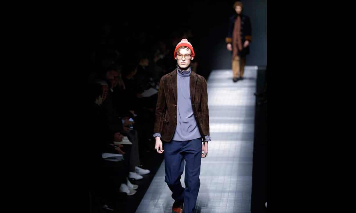 Leger mit Rüschen-Rollkragen und Blazer.