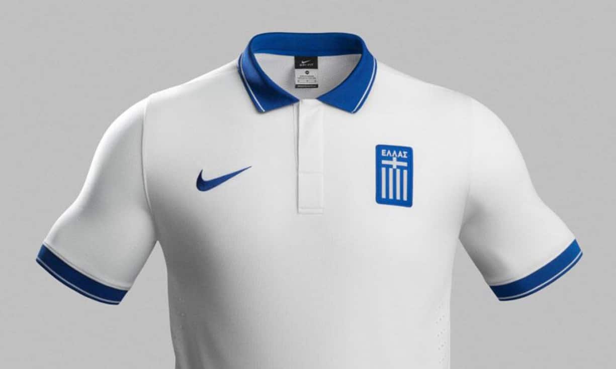 Nett: Der Kragen und die verdeckte Knopfleiste könnte ebenso zu einem Golf- oder Tennis-Shirt gehören. Aber nein, beides gehört zum Nike-Trikot der Griechen.