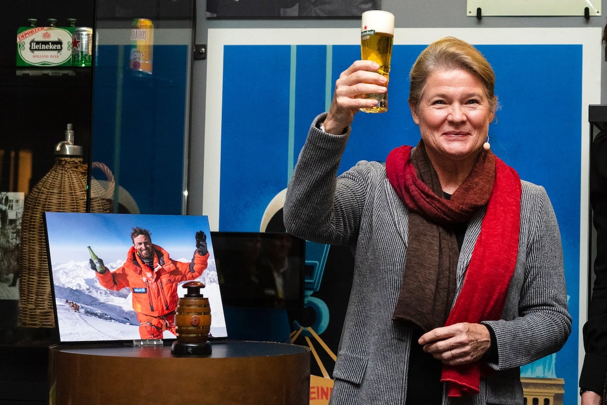 2018-11-27 18:30:31 AMSTERDAM - Grootaandeelhouder Charlene de Carvalho-Heineken woont de opening bij van de Heritage Quarter, een ruimte in de in de Heineken Experience waar voorwerpen uit de Heineken collectie worden tentoongesteld. ANP EVERT ELZINGA (KEYSTONE/ANP/"Evert Elzinga")