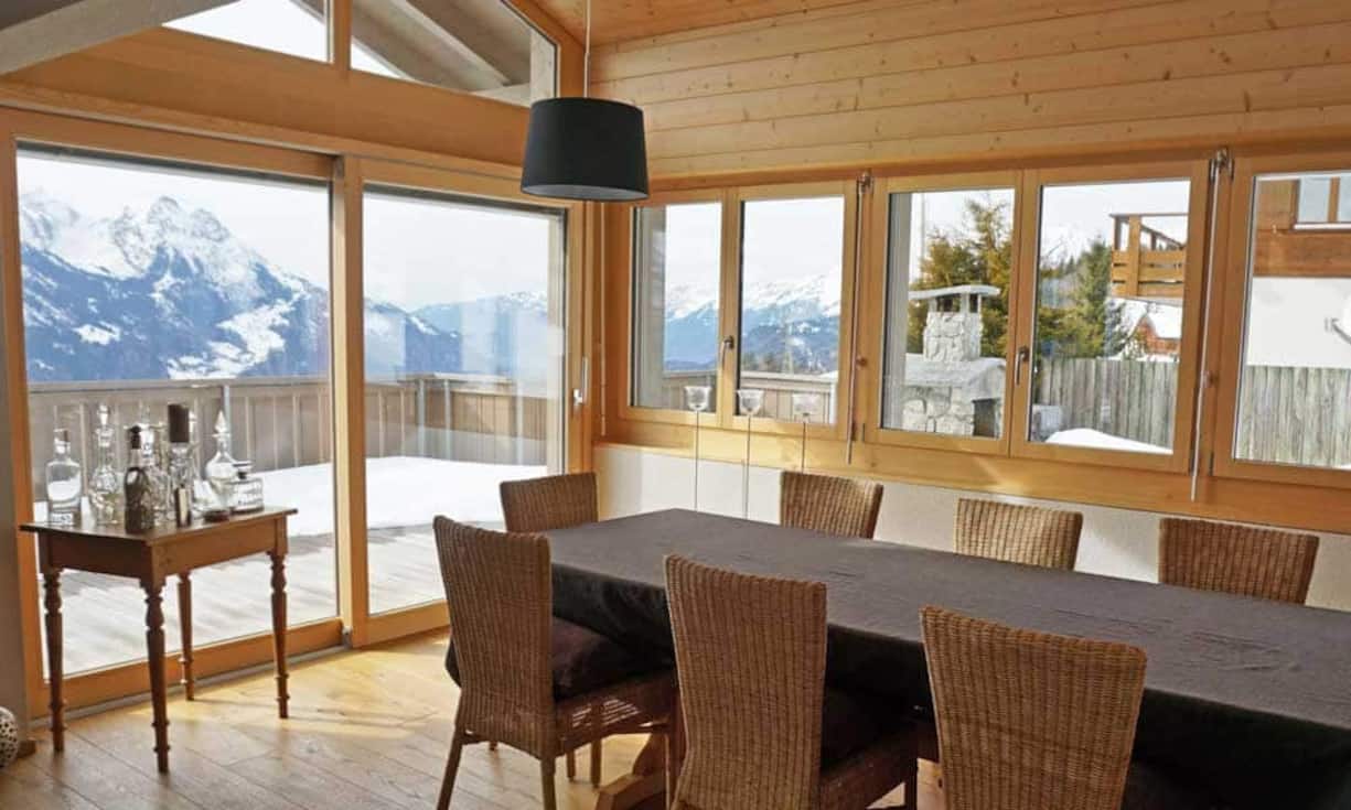 Der Essbereich bietet Zugang zur Terrasse.