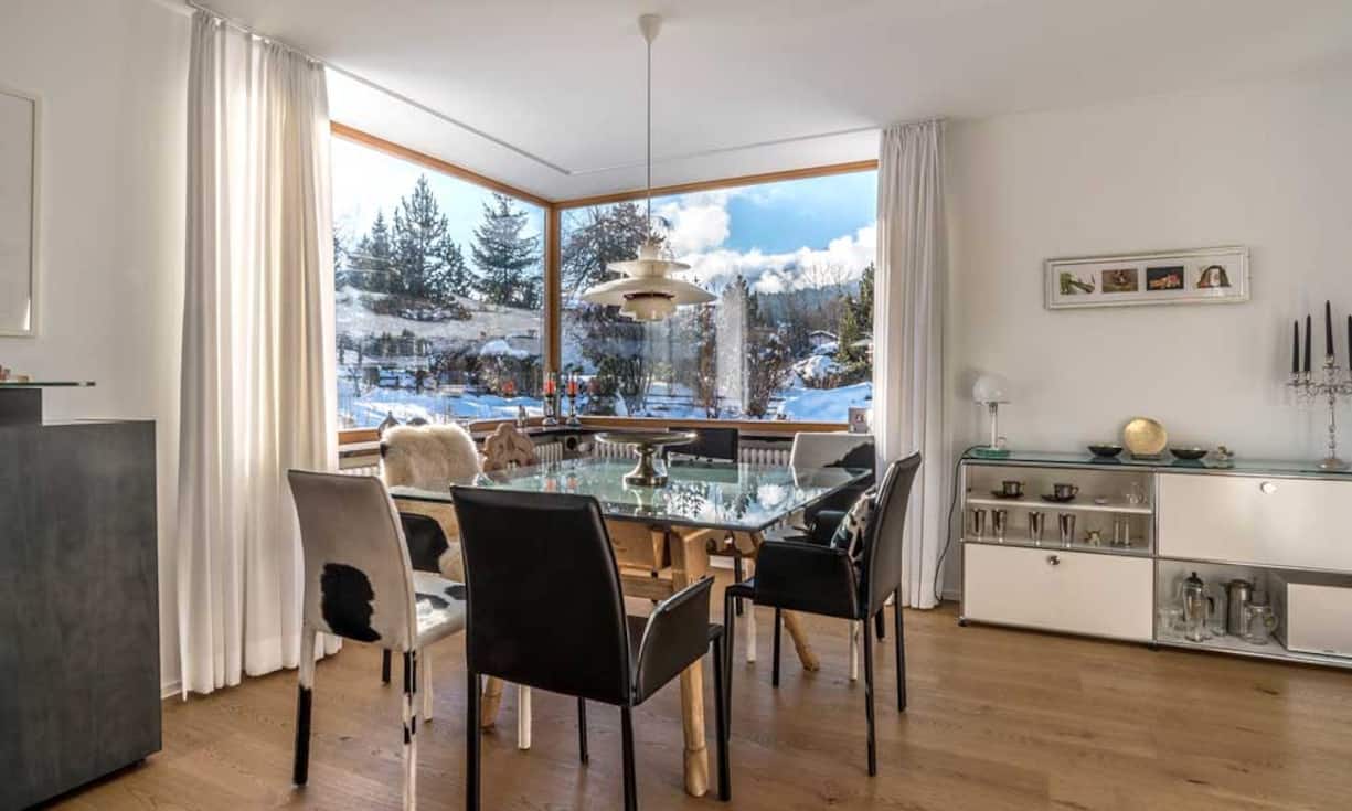 Das Haus verfügt über eine grosszügige Raumaufteilung und ist mit ausreichenden Nebenräumen (Keller, Skikeller, Wirtschaftsraum, Wellness etc.) ausgestattet.