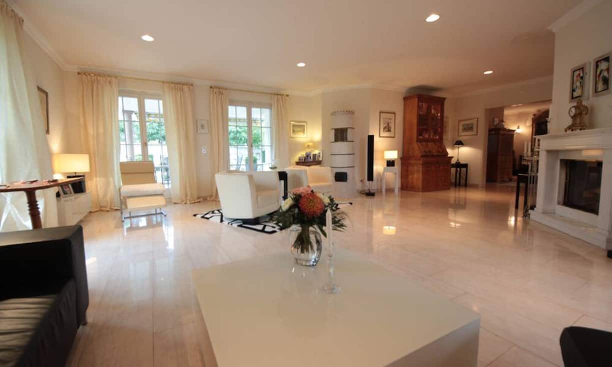 Das Erdgeschoss besticht durch den offenen, grosszügigen Wohn- und Essbereich mit Cheminée und dem original Biedermeier Kachelofen.