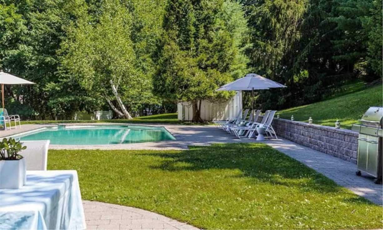 An heissen Tagen sorgt der Sprung ins kühle Nass vom hauseigenen Pool für Abkühlung.