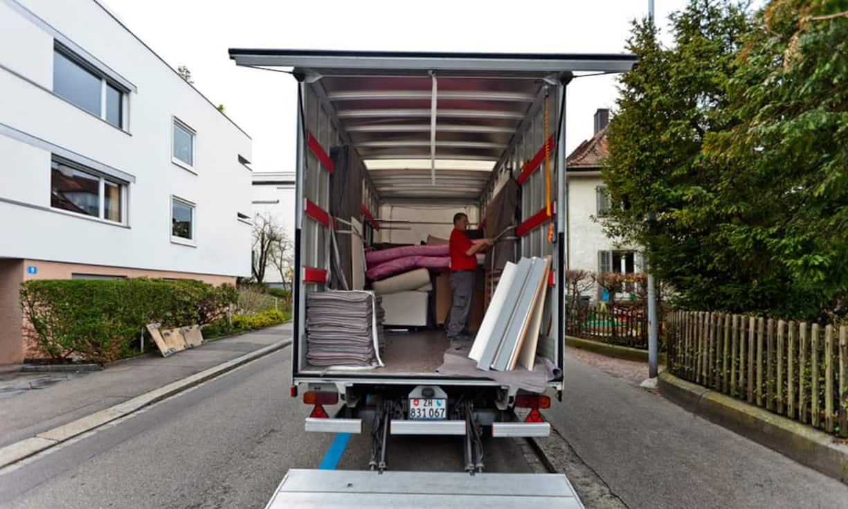 UmziehenMit dem Umzug in eine steuergünstigere Gemeinde kann unter Umständen viel gespart werden. Allerdings sind die Mieten in den steuergünstigen Kantonen auch oft höher. Wer etwa von Neuenburg nach Zug umzieht, kann schnell fast 20'000 Franken sparen, zahlt aber auch eine deutlich höhere Mieten – mindestens ein Teil des Steuervorteils ist damit wieder weg.