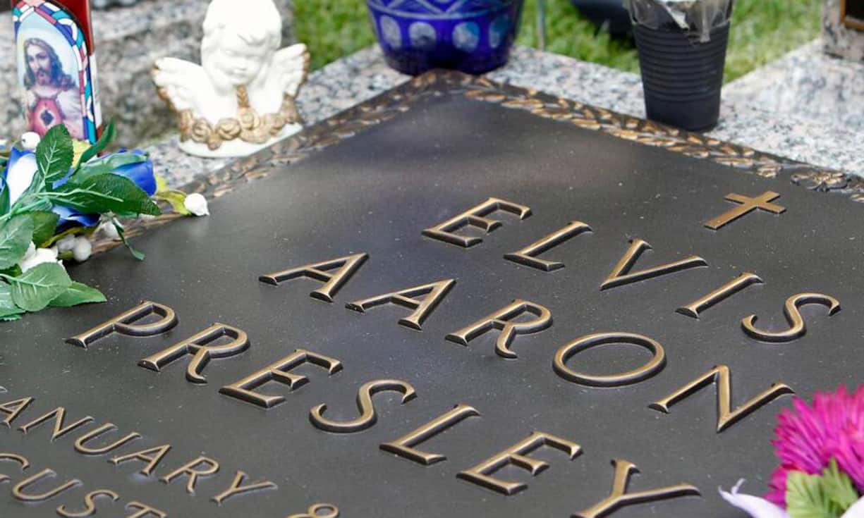 Auf dem Anwesen befindet sich auch das Grab des Mega-Künstlers.