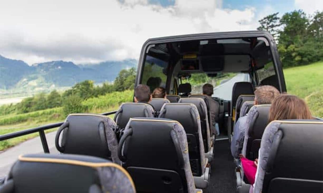 Neu gibt es das Postauto auch als Cabrio: 20 Personen bietet es Platz und hat ein ausfahrbares Verdeck. Es ist übrigens nicht das erste - vor mehr als 40 Jahren waren solche Vehikel ein vetrautes Bild bei den Postautos.