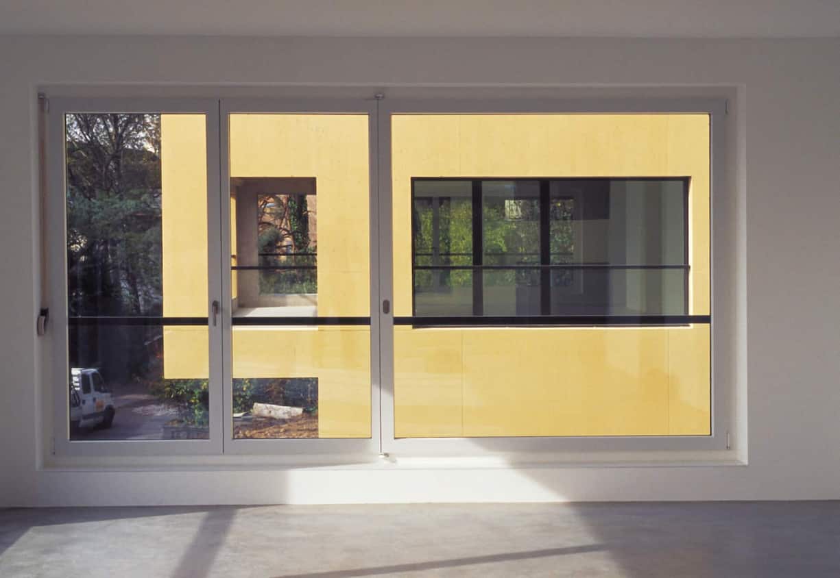 Dieses Ensemble am Zürichberg besticht durch Anstriche mit matten, mineralischen Pigmenten, definiert in Zusammenarbeit mit dem Künstler Adrian Schiess.