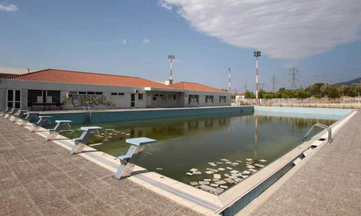 Schwimmbad in Athen im olympischen Dorf
An den Olympischen Sommerspielen 2004 in Athen diente der Pool als Trainings-Möglichkeit für die Athleten. Im heutigen Zustand wird dieser wohl kaum noch benutzt.