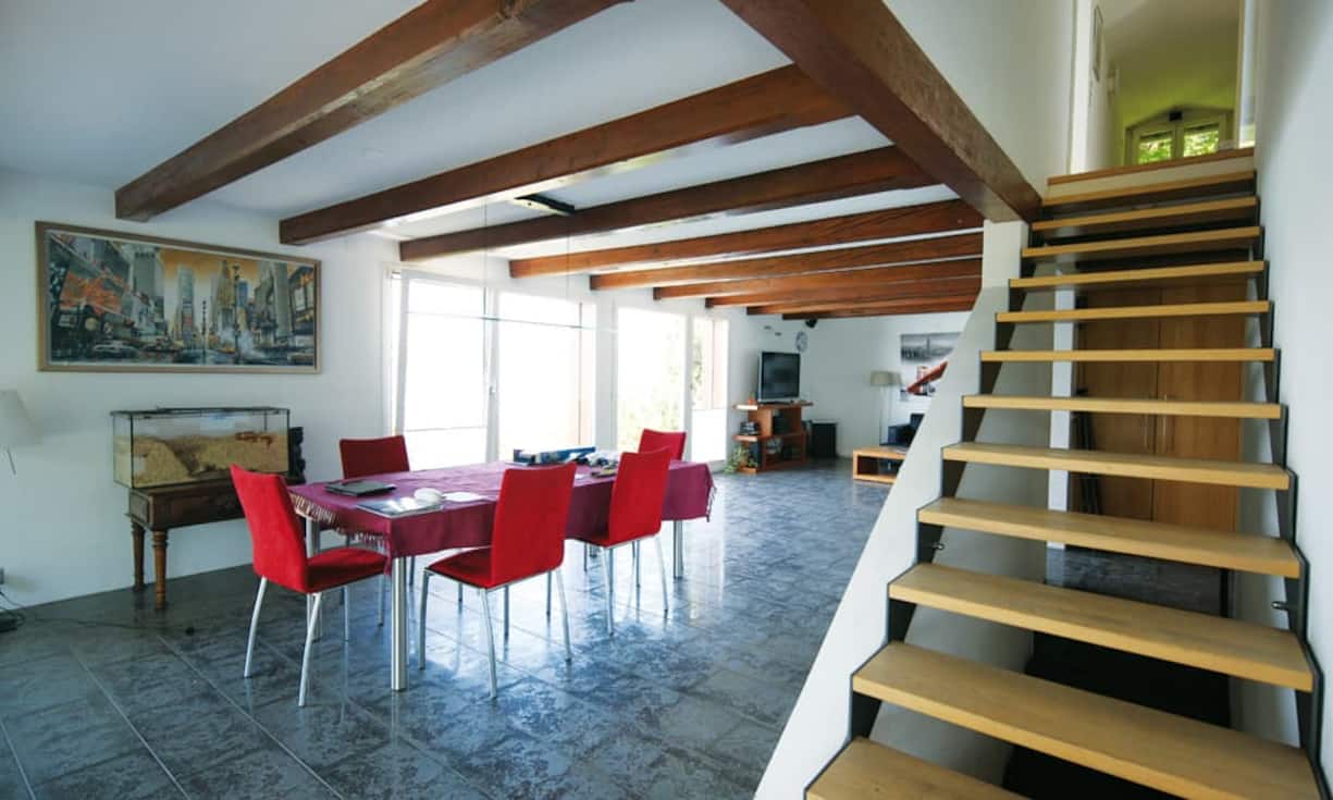 Das Fünfeinhalb-Zimmer-Haus mit rund 270 m² Wohnfläche verfügt über ein grosszügiges Wohn- Esszimmer mit Steinplatten und Holzbalken, welches...